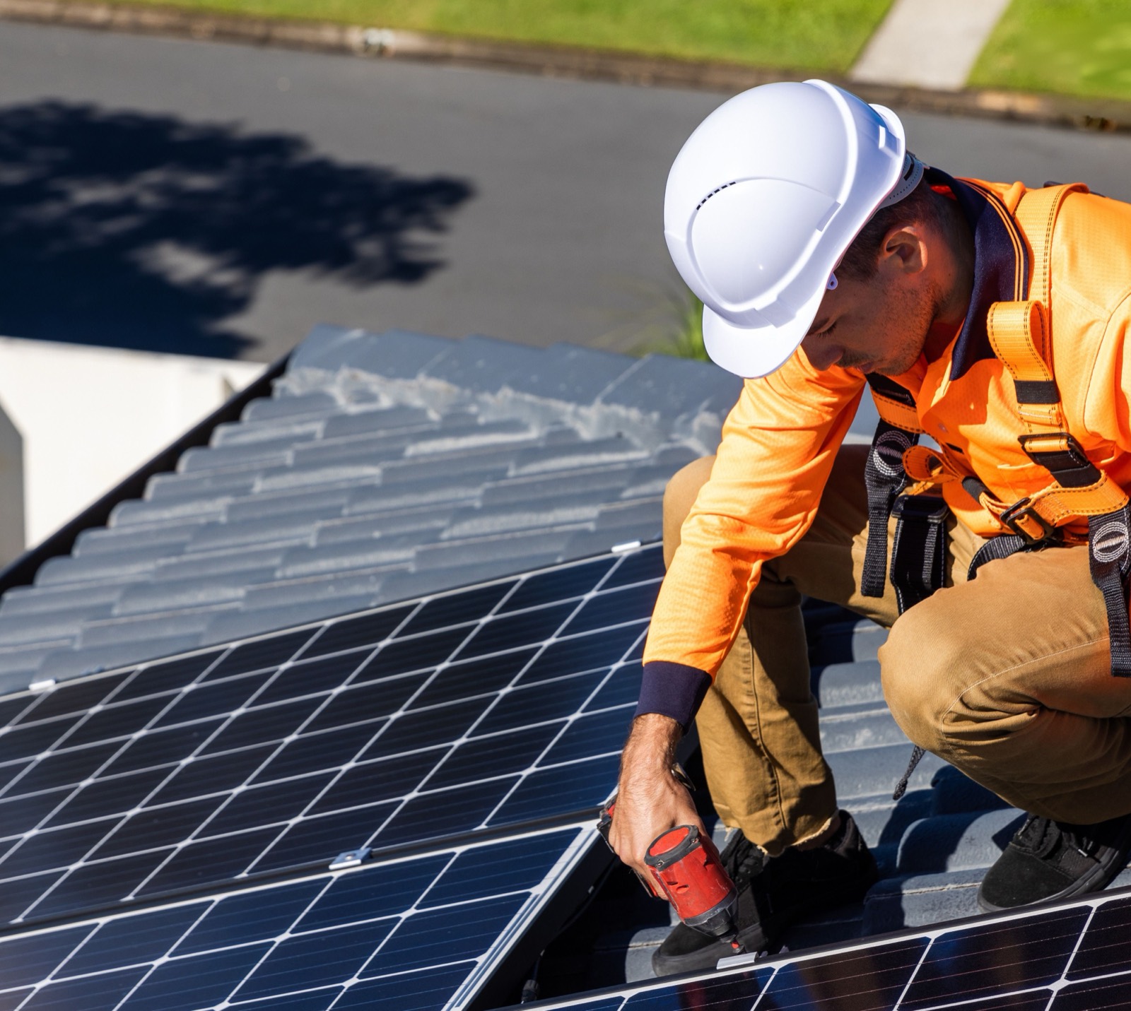 Installer working with Sirius PV modules